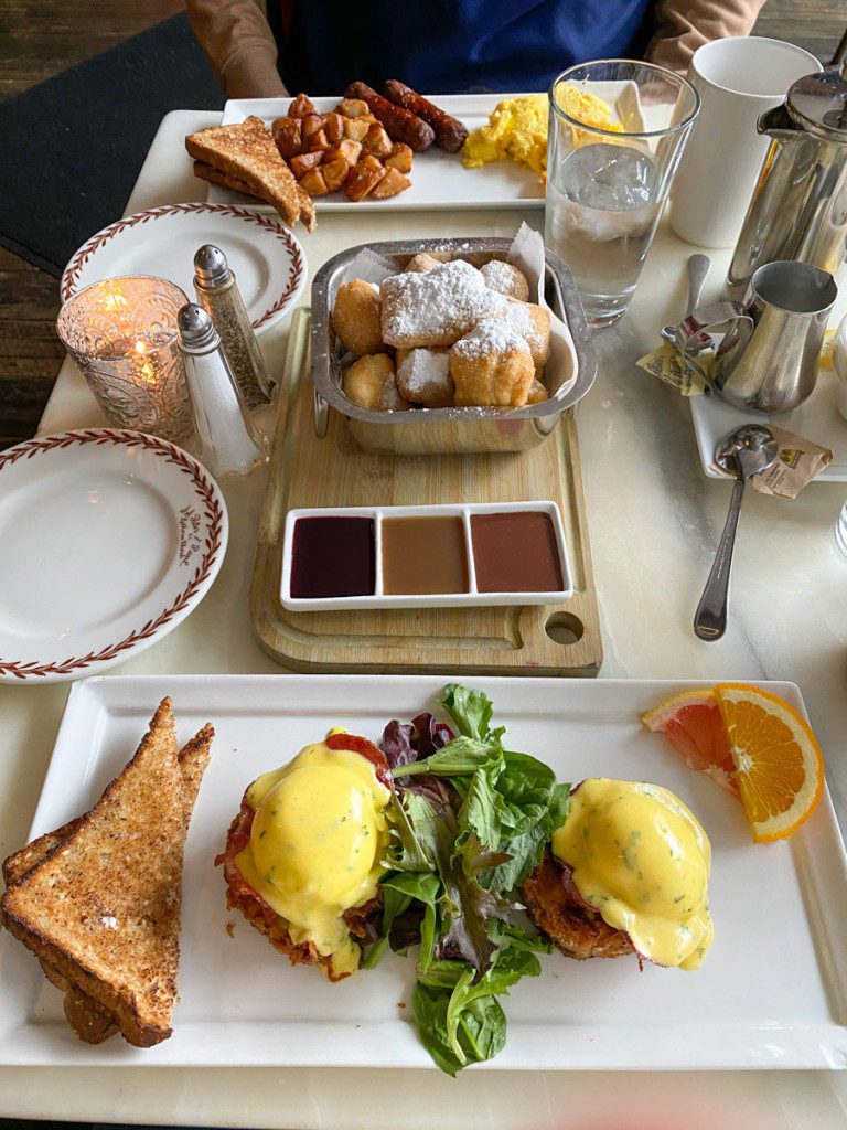 Brunch de cocina y salón de lujo