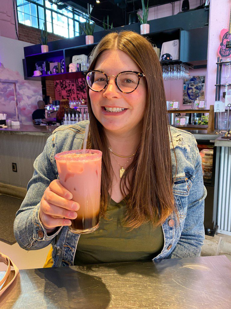 Amanda con un café con leche rosa 27 Club