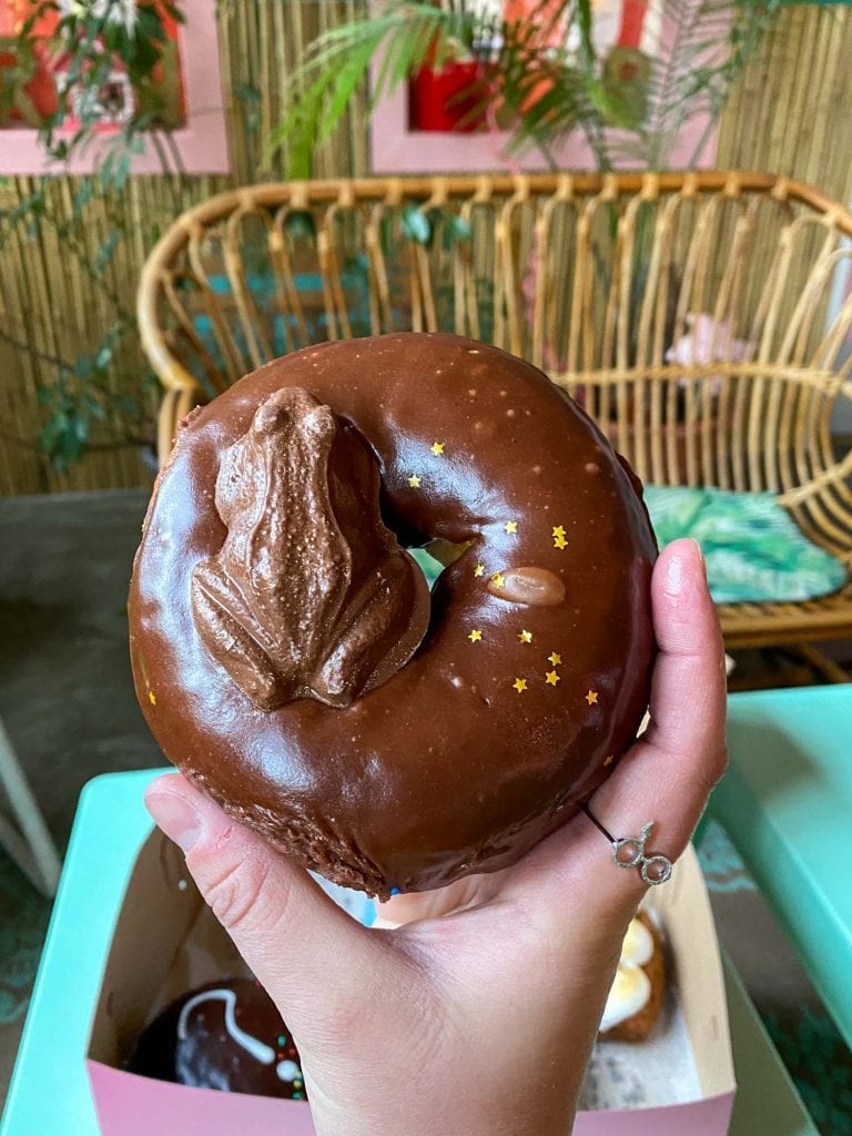 Rosquilla de rana de chocolate en Brewnuts