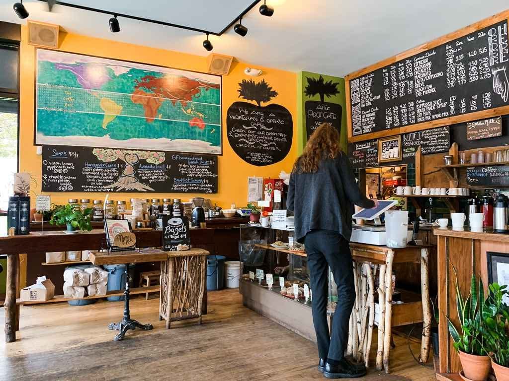 Dentro de The Root Cafe en Lakewood