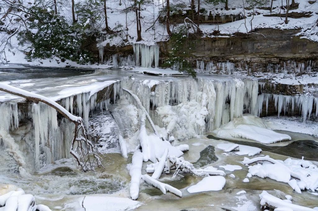 Grandes cataratas de Tinkers Creek en Bedford, Ohio