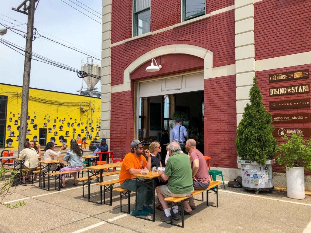 Patio en Rising Star Coffee en Hingetown