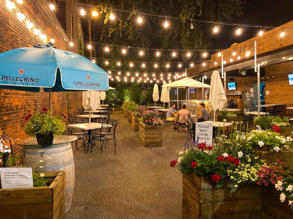 Patio de Astoria en la noche