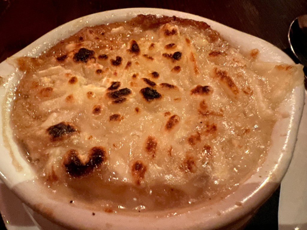 Sopa vegana de cebolla francesa de Tartine Bistro
