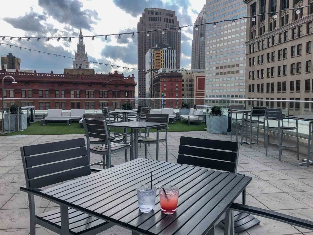 Salón en la azotea Azure en Cleveland