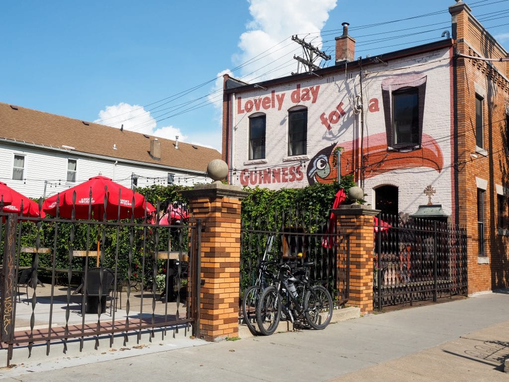 El pub de la casa del árbol en Tremont