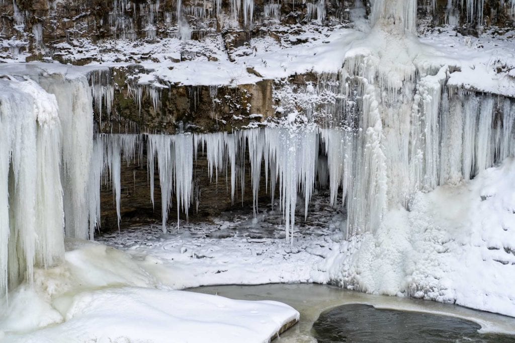Grandes cataratas de Tinkers Creek en Bedford, Ohio