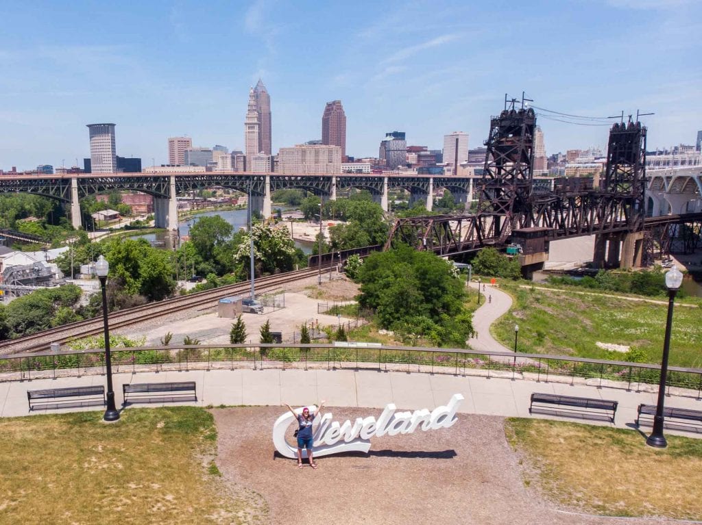 Signo de guión de Abbey Ave Cleveland por drone