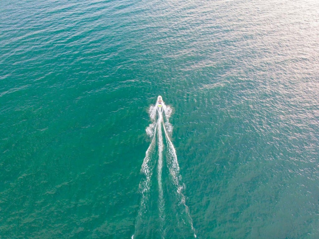 Lancha rápida en el lago Erie