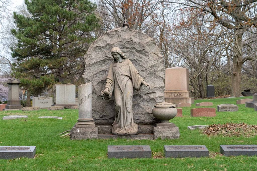 Escultura funeraria en el cementerio Lake View