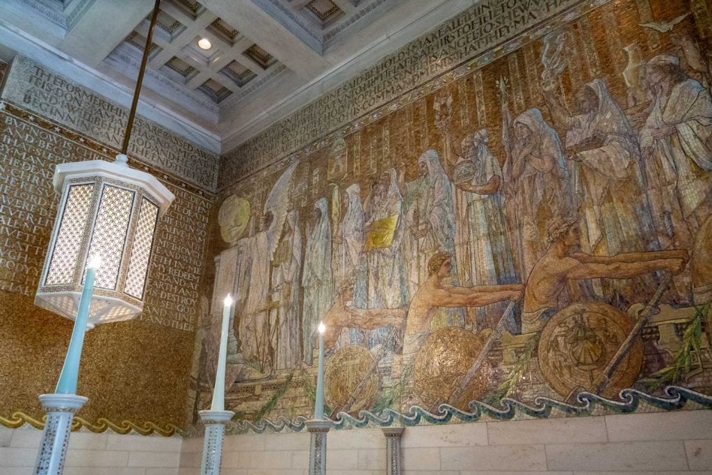Pared de mosaico en la capilla conmemorativa de Wade lateral