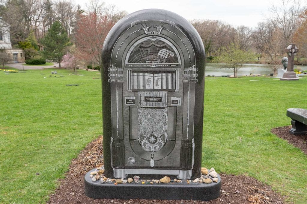 Tumba de la máquina de discos de Alan Freed en el cementerio de Lake View