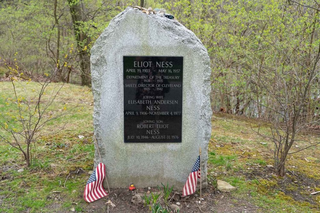 Tumba de Eliot Ness en el cementerio Lake View