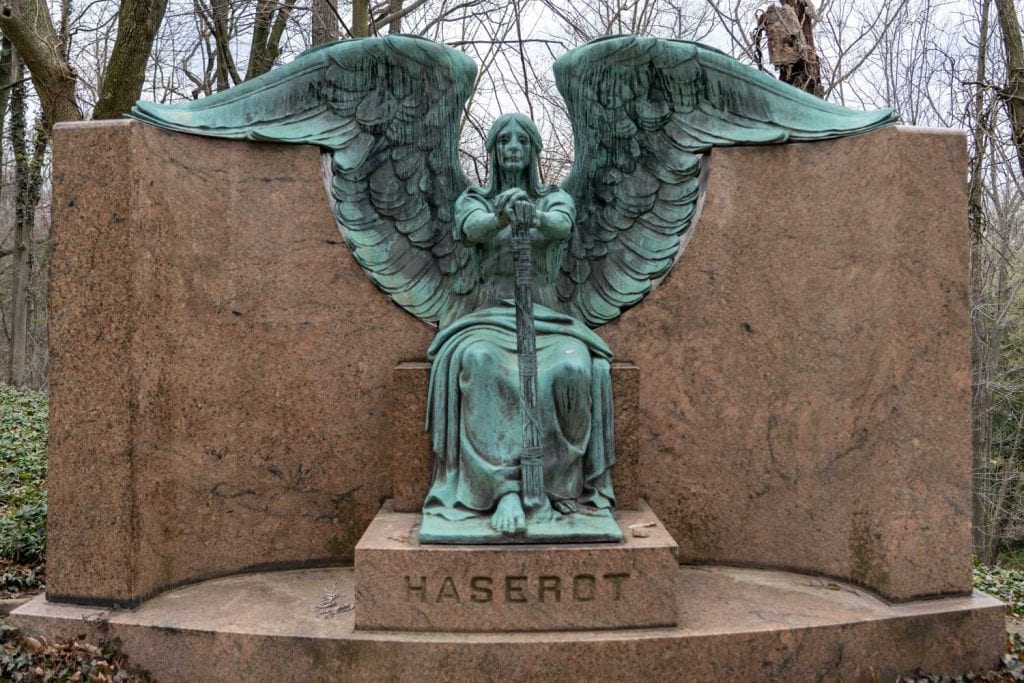 Ángel Haserot en el cementerio Lake View