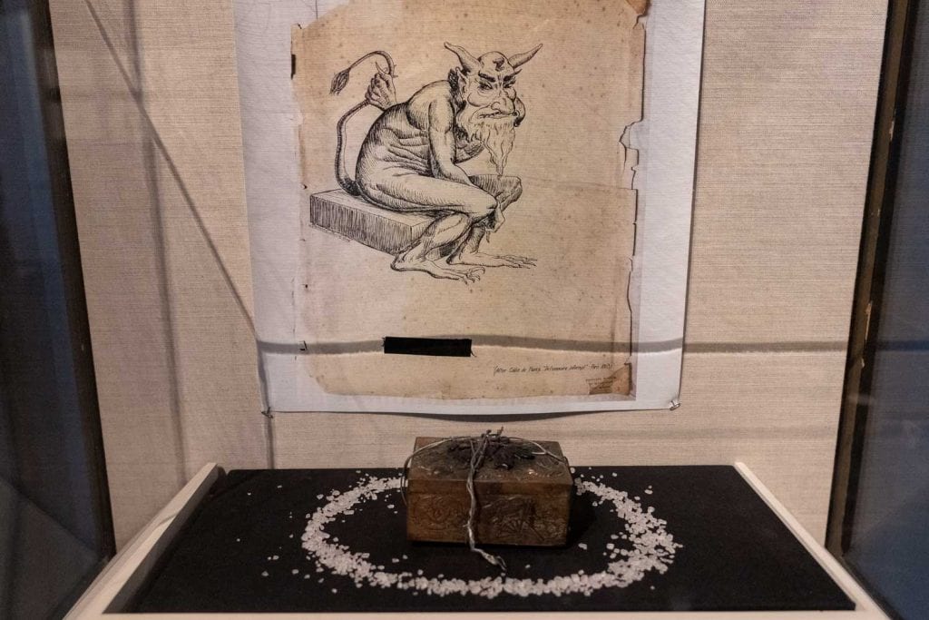demonio en una caja