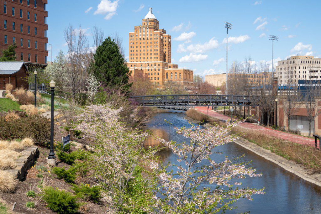 Flores de cerezo y vistas de la ciudad en Akron