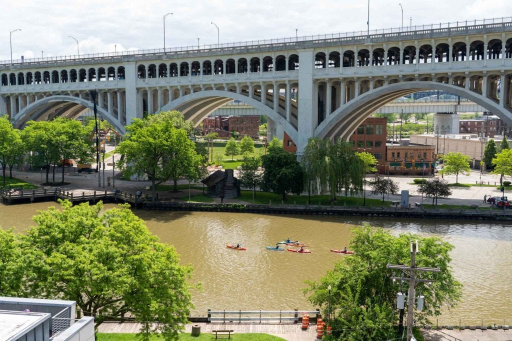 Kayaks en el río Cuyahoga en el centro de Cleveland