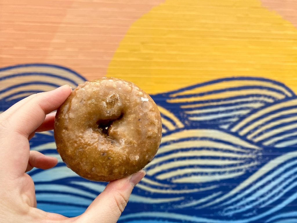 Rosquilla de pastel de arándanos frente a un mural.