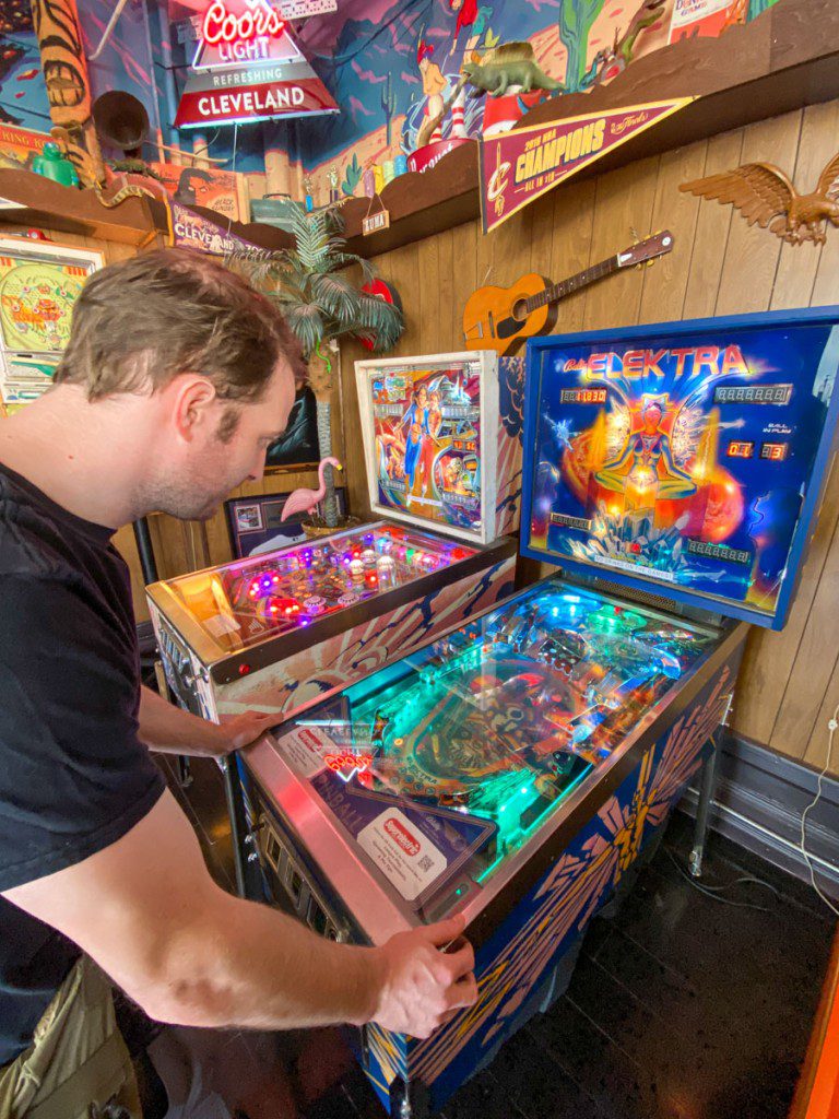 Elliot jugando en Superelectric Pinball Parlour