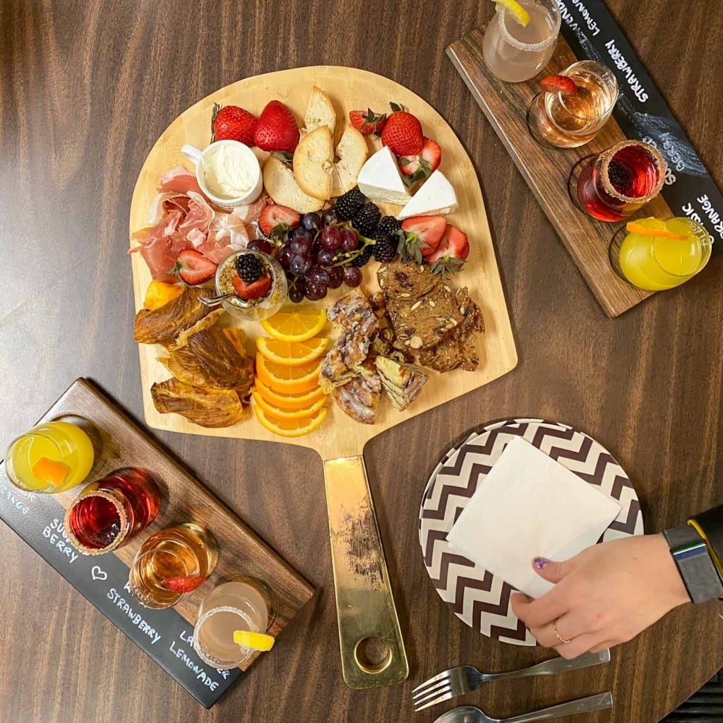 Tabla de brunch Little Birdie Wine Nest y vuelos de mimosa