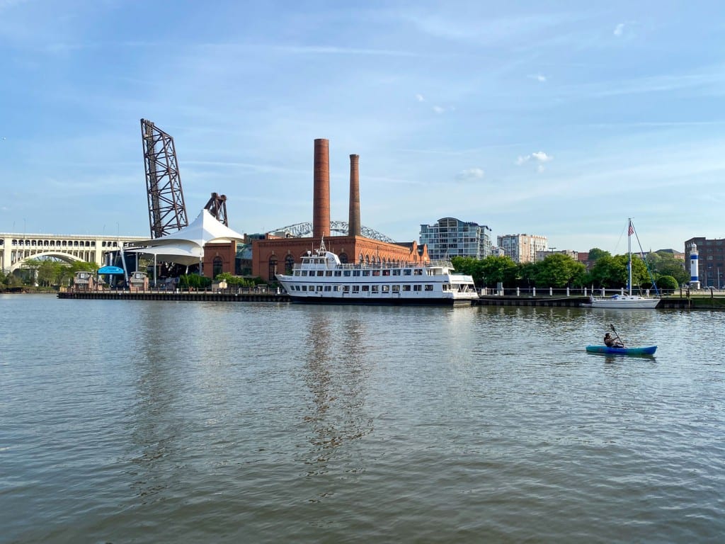 Nautica Queen en el río Cuyahoga