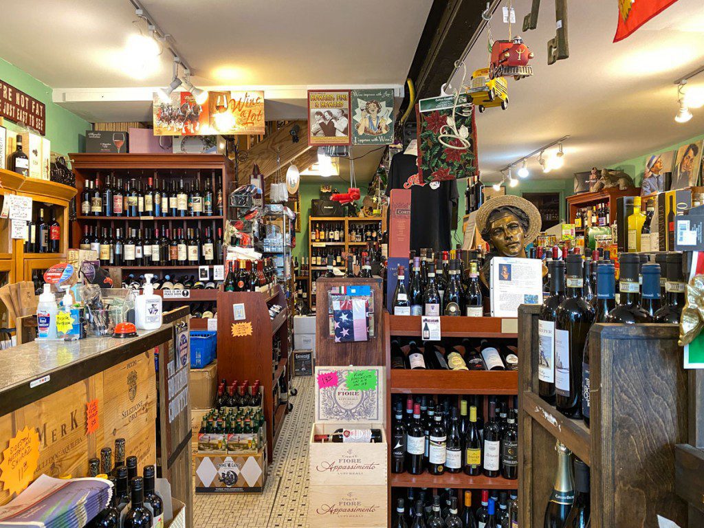Pequeña tienda de vinos de Italia
