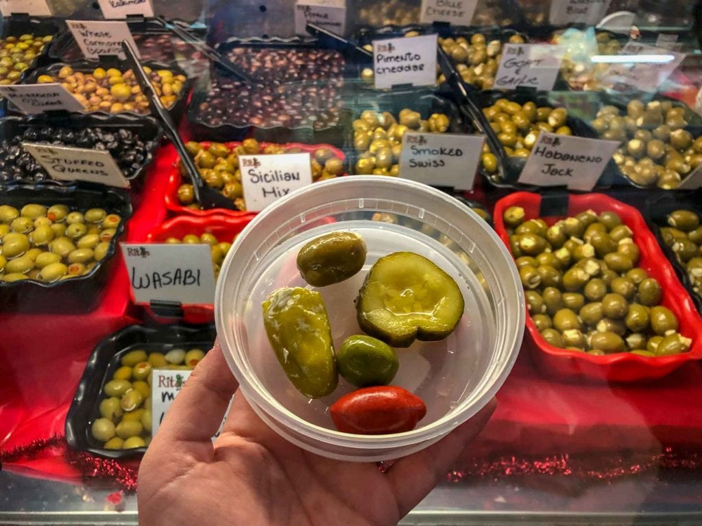 Aceitunas y encurtidos en West Side Market