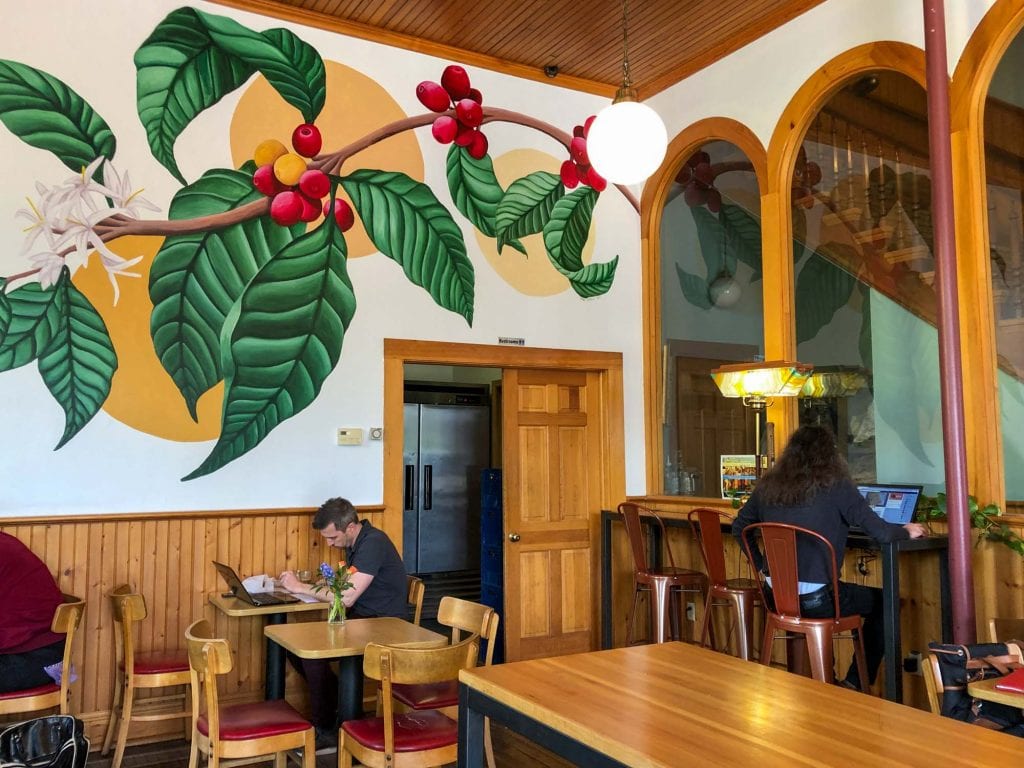 Dentro del café Rising Star