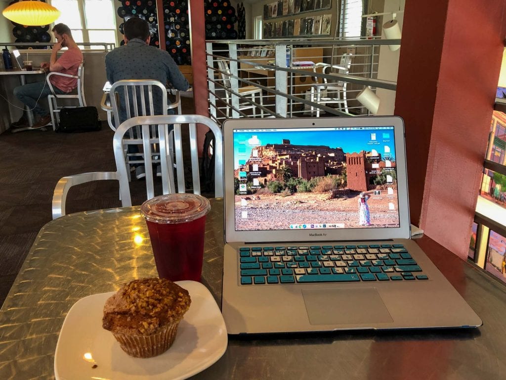 Computadora portátil en una mesa en LOOP en Tremont
