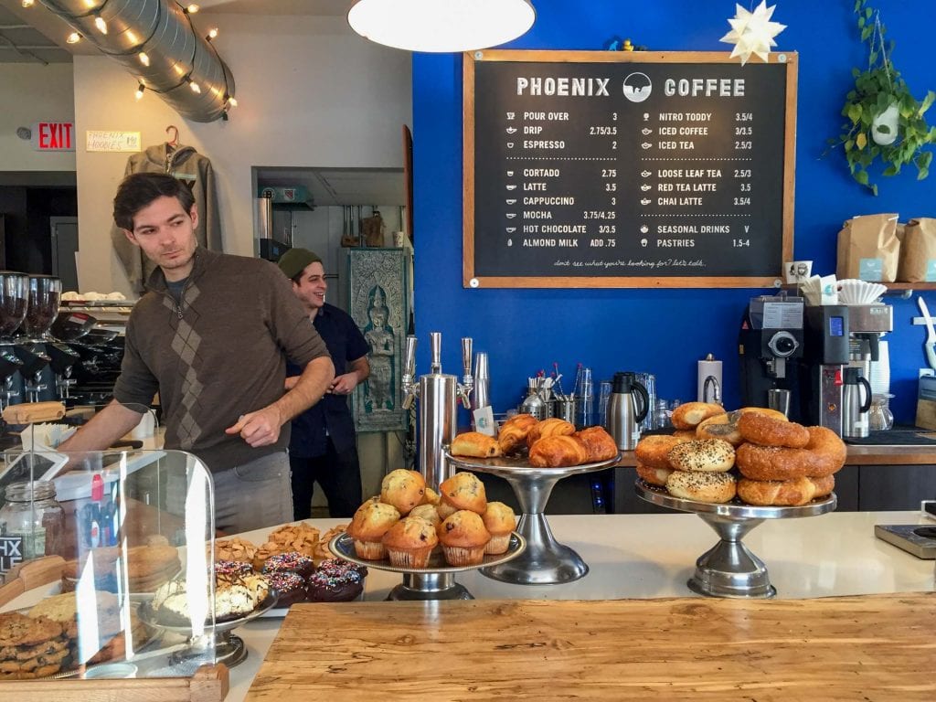 Dentro de Phoenix Coffee en la ciudad de Ohio