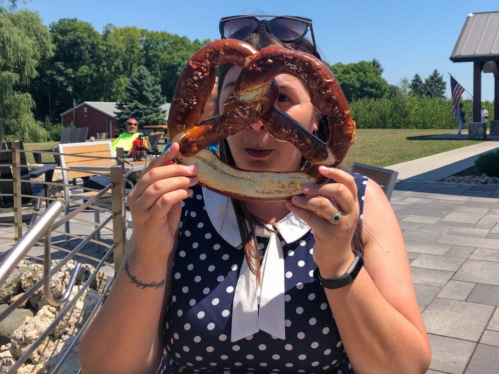 Amanda con un pretzel gigante