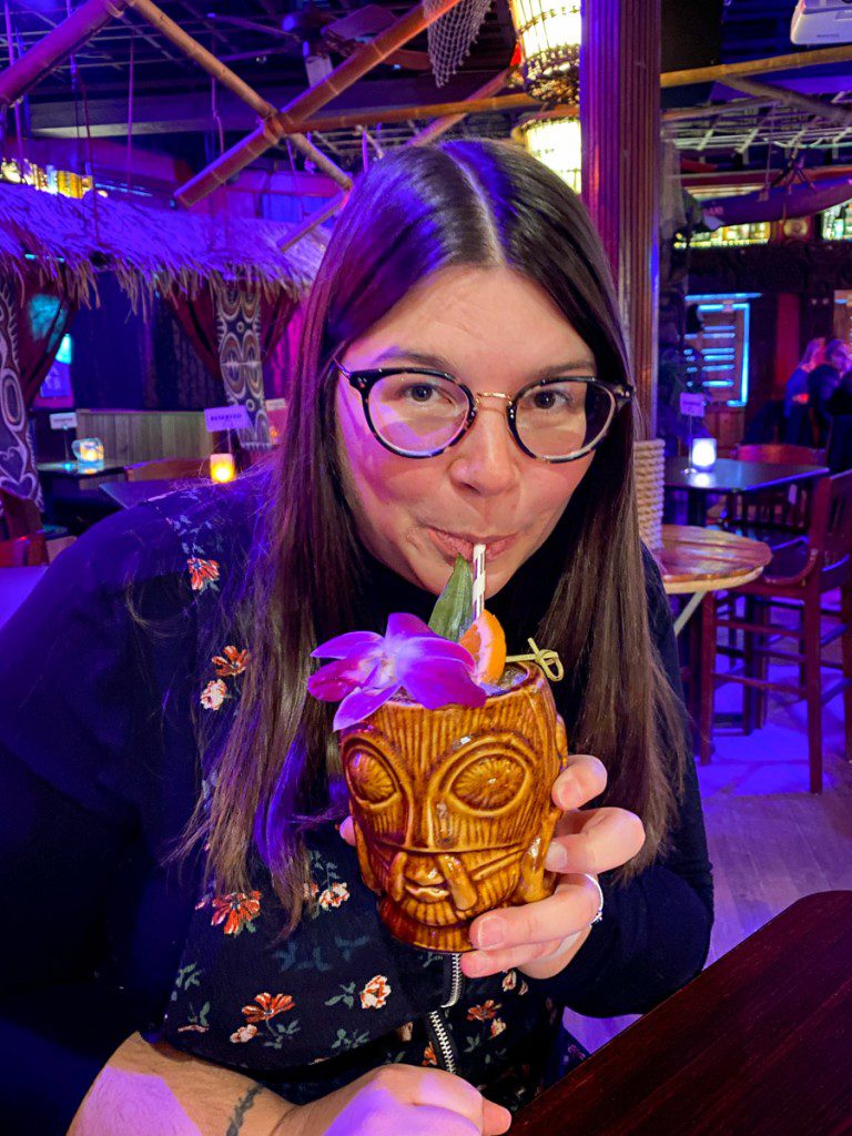 Amanda en Porco Lounge y Tiki Room