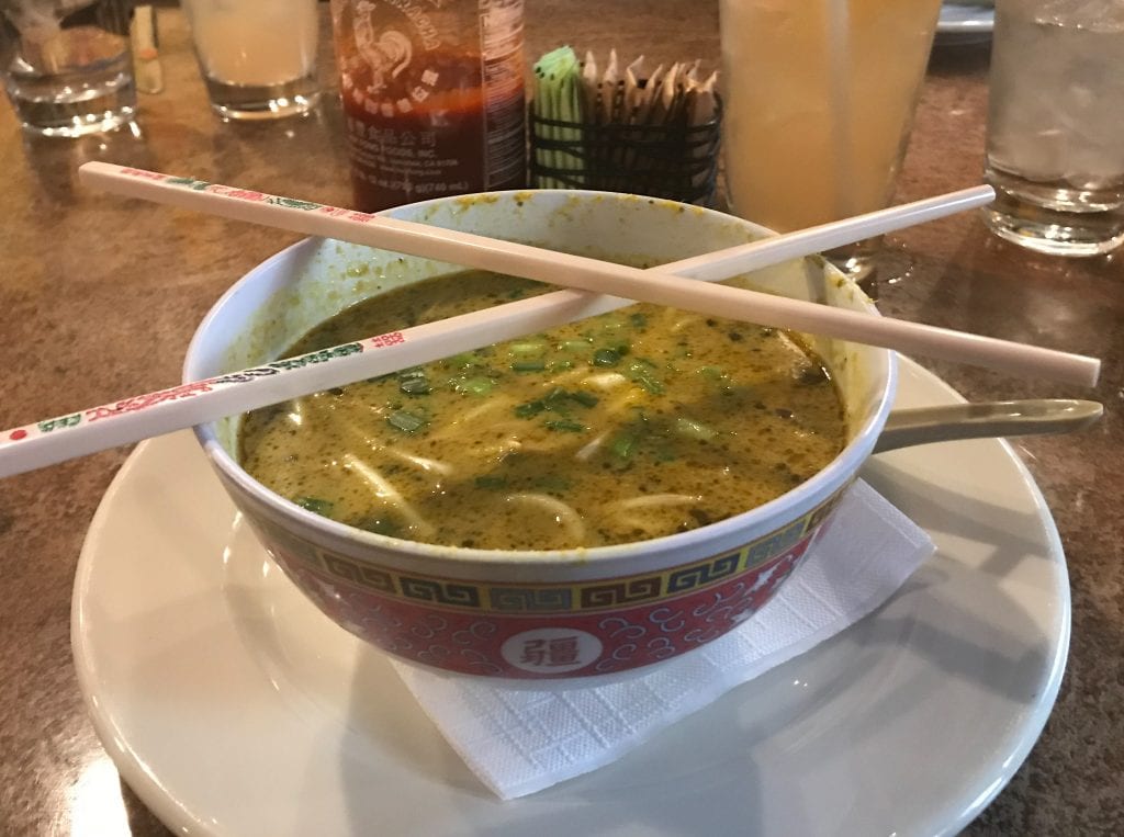 Mes de la sopa Laska en Johnny Mango's