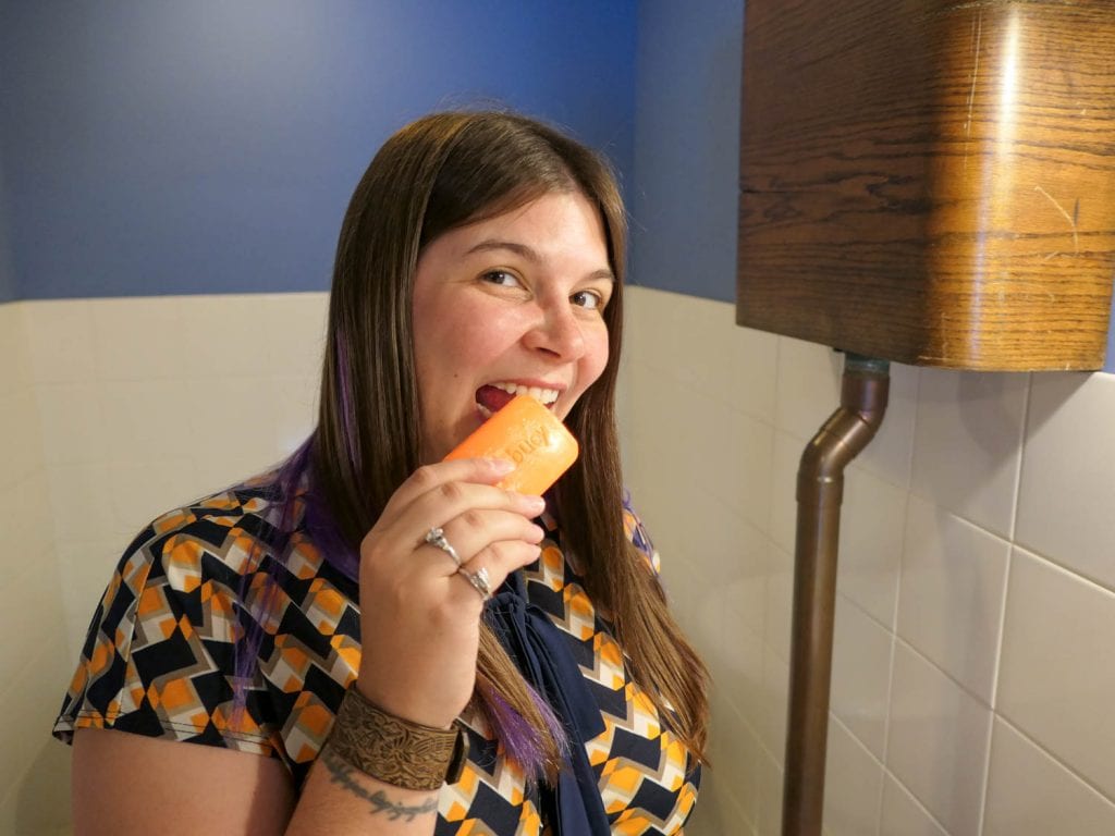 Amanda fingiendo comer jabón Lifebuoy